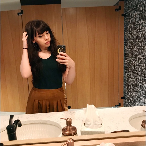 MEET YOUR POSHER - Picture 1 of 3